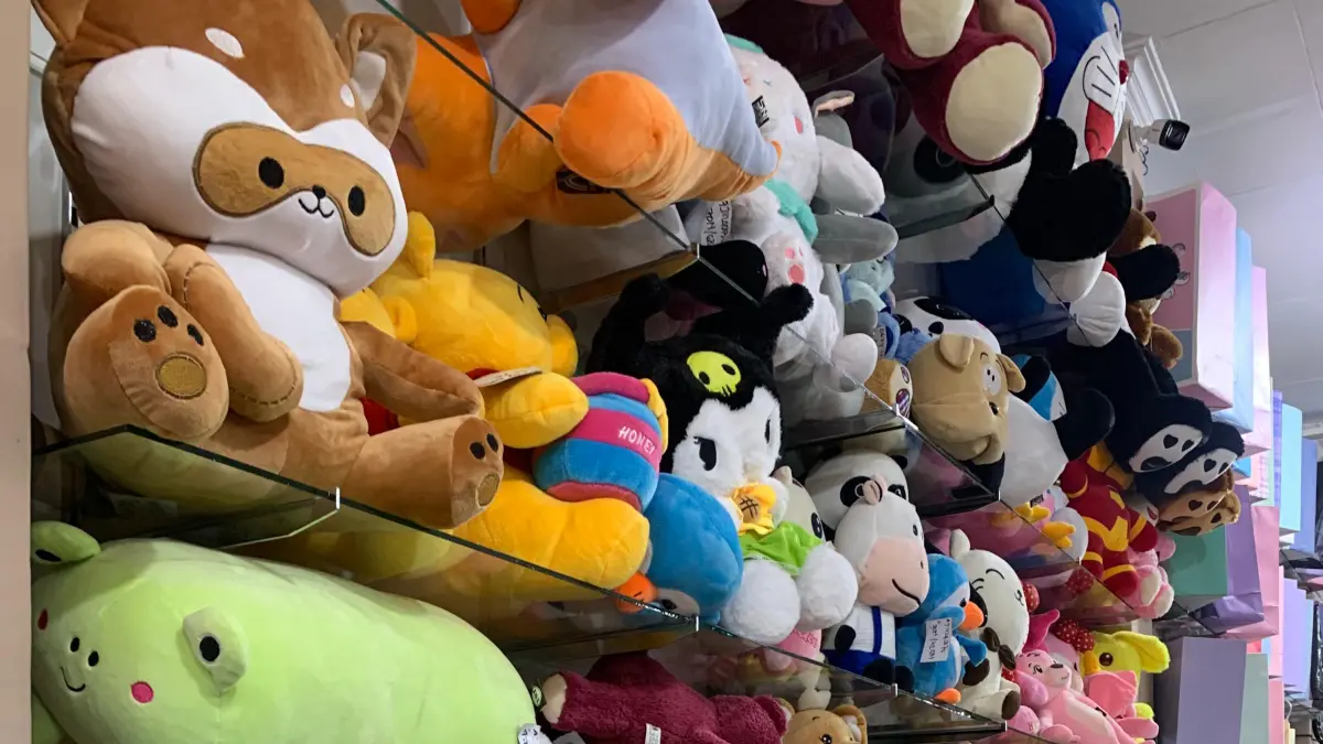 Beragam boneka dengan model, ukuran, dan warna berbeda tetap diminati sebagai koleksi, dekorasi kamar, maupun pilihan hadiah. (Desi untuk Radar Banyuwangi)