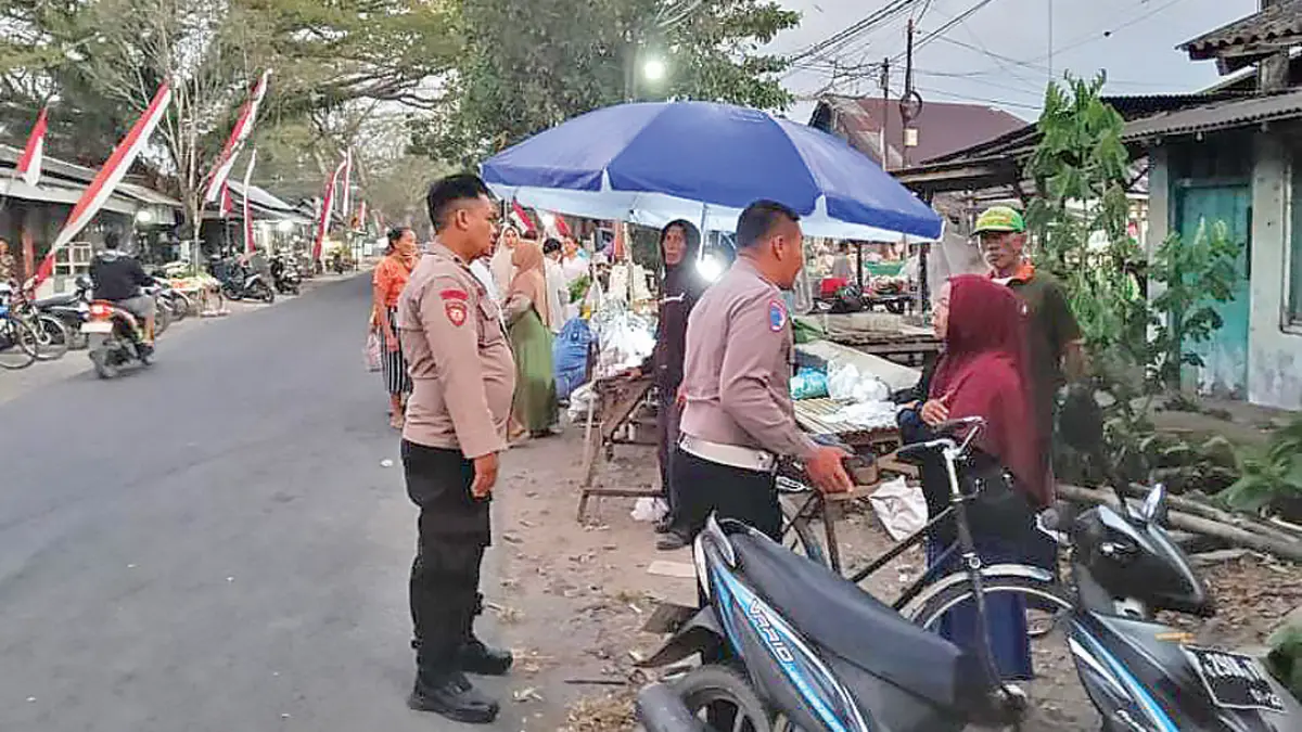 CEK LOKASI: Anggota kepolisian melakukan olah TKP di jalan raya kawasan Pasar Subuh, Desa/Kecamatan Tegaldlimo, Jumat (14/8). (Pepri for Radar Banyuwangi)