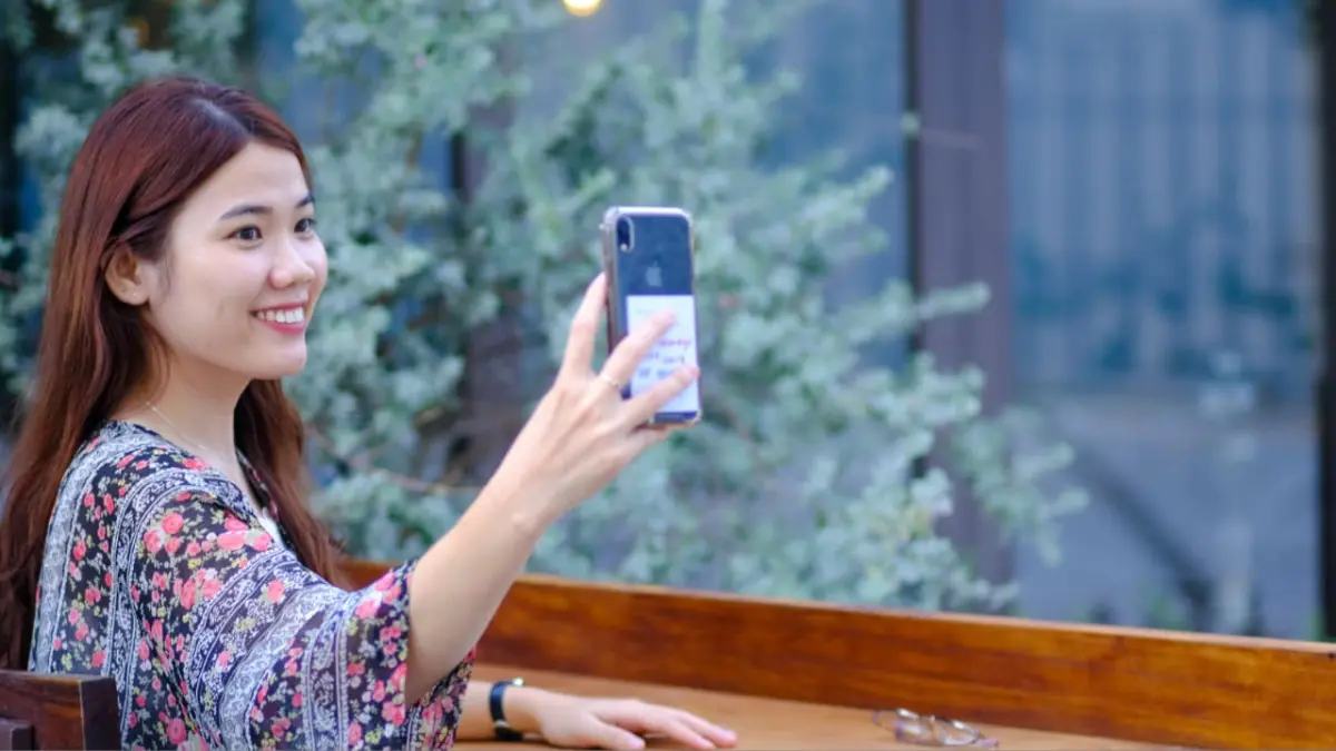 Clear case tak lagi sekadar pelindung ponsel. Foto, photocard, stiker, hingga bunga kering bisa disusun di balik casing transparan untuk menghadirkan tampilan yang personal dan sesuai mood. (Pexels/Nhà văn)