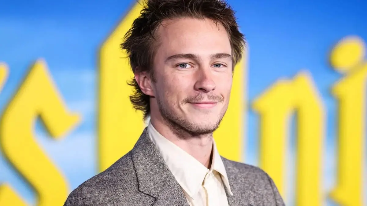 Drew Starkey menjadi sorotan setelah mengaku telah membaca naskah American Psycho garapan Luca Guadagnino. Pengakuan tersebut kembali memicu spekulasi soal kemungkinan dirinya memerankan Patrick Bateman. (IMDb)
