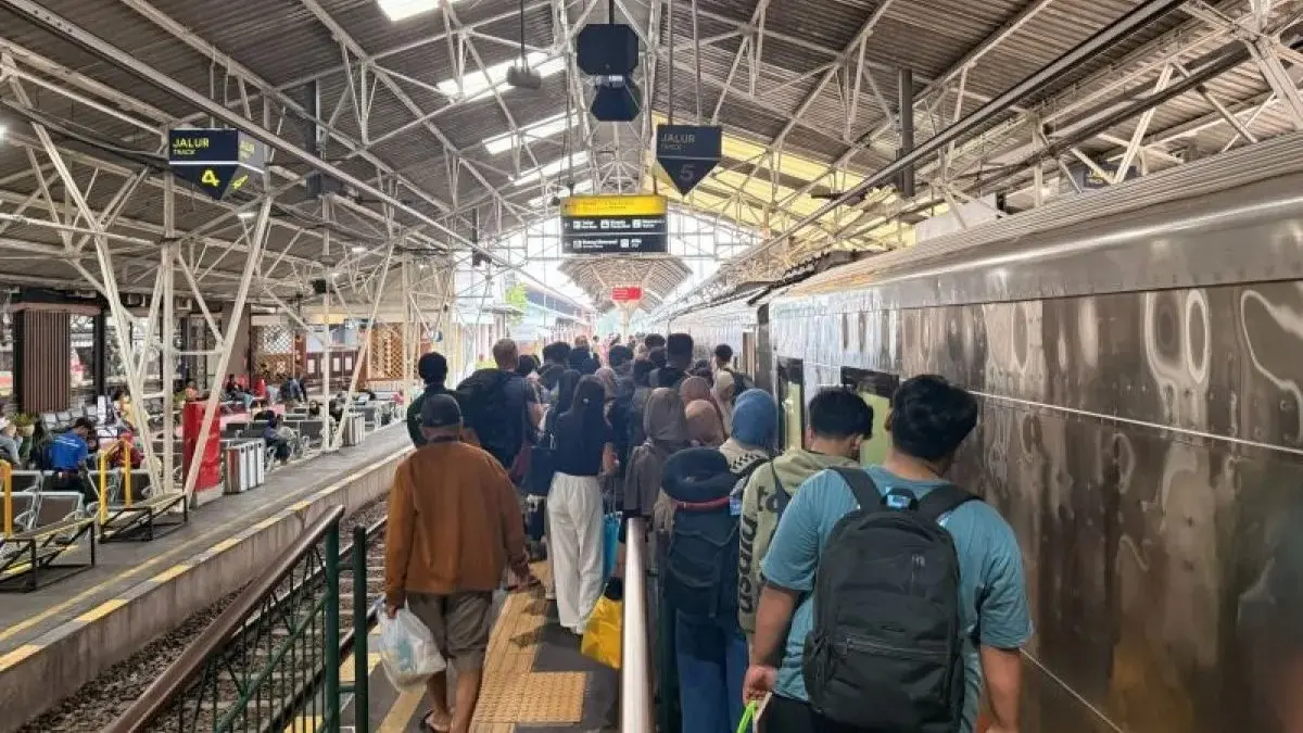 Kepadatan penumpang kereta api di stasiun. (Antara)
