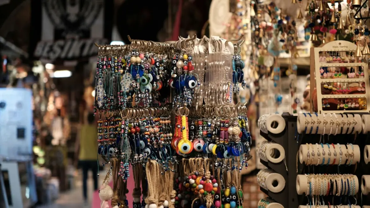 Keychain dari berbagai destinasi kini tak hanya menjadi oleh-oleh, tetapi juga aksesori tas sekaligus penanda kenangan perjalanan. (Pexels/Doğan Alpaslan Demir)