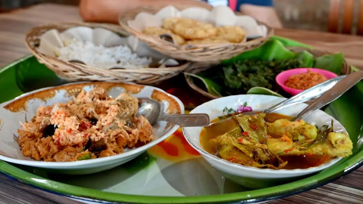 MENU TRADISIONAL: Warung ”Sapu Jagad” di Desa Kemiren, Kecamatan Glagah menyediakan menu khas Oseng. Antara lain pecel pitik, ayam kesrut, semanggi, serabi, dan kucur. (Ramada Kusuma/Radar Banyuwangi)