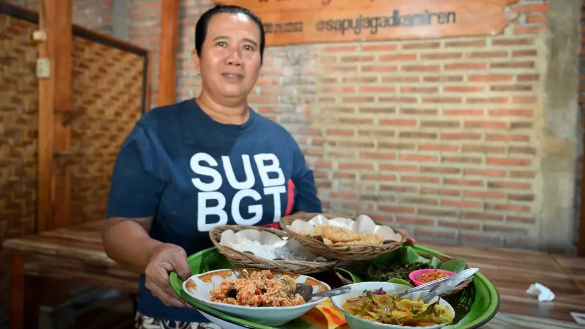 MENU TRADISIONAL: Warung ”Sapu Jagad” di Desa Kemiren, Kecamatan Glagah menyediakan menu khas Oseng. (Ramada Kusuma/Radar Banyuwangi)