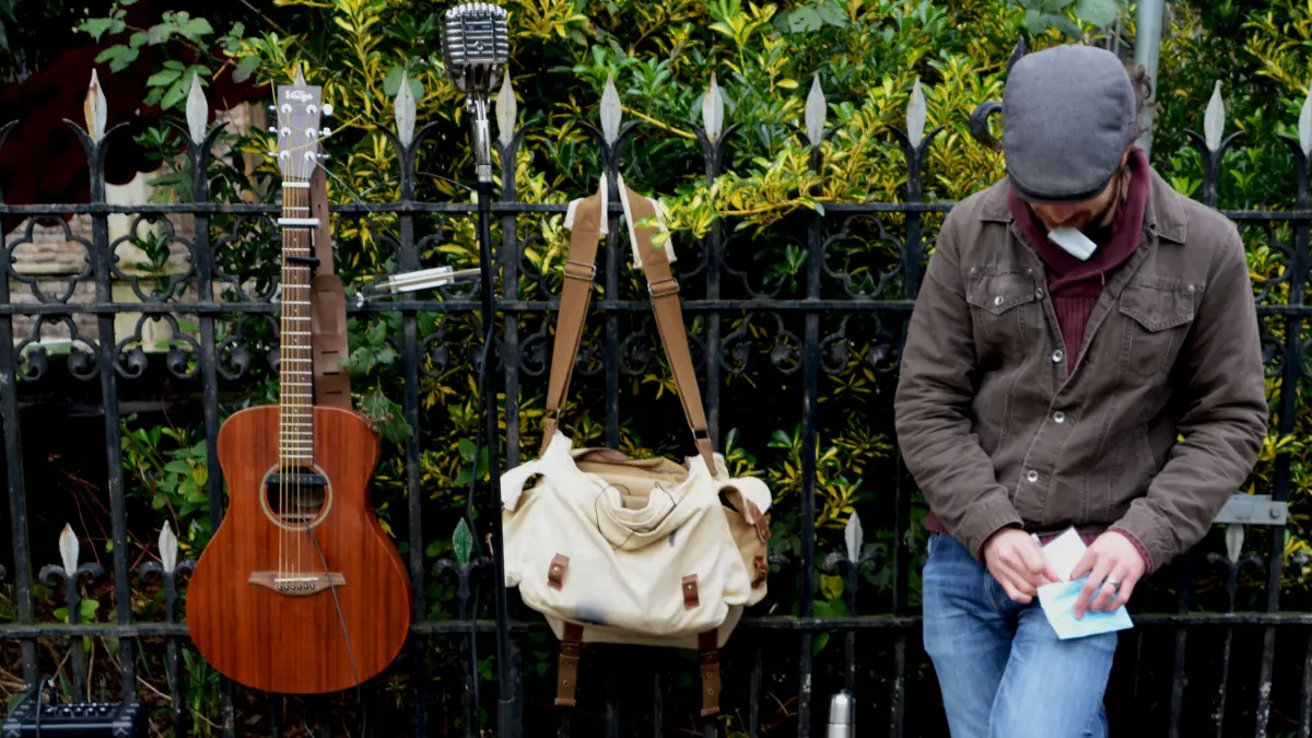 Musisi jalanan tampil di tengah aktivitas warga. Busking menjadi ruang ekspresi seni sekaligus bentuk interaksi spontan antara penampil dan publik. (Pixabay)