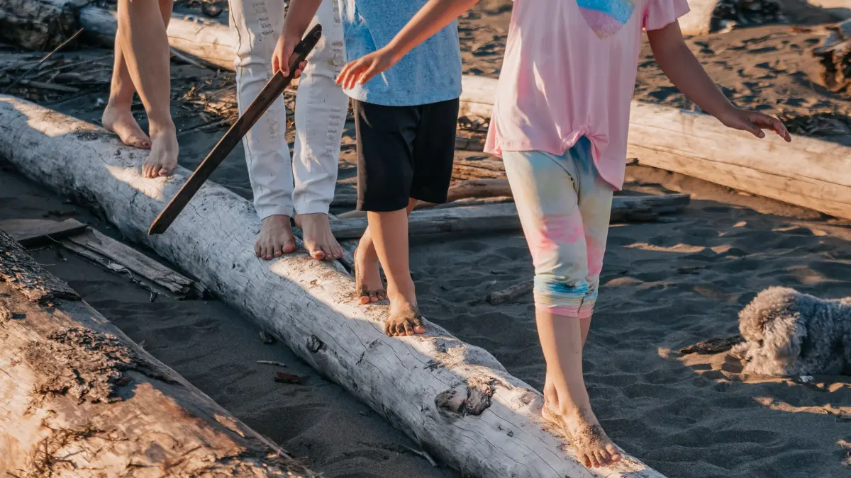 Olahraga ini menuntut keseimbangan, kekuatan kaki, refleks cepat, dan kemampuan mengendalikan batang kayu yang terus berputar di atas air. (Pexels/PNW Production)