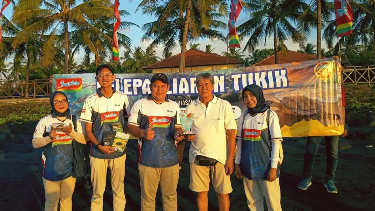 PEDULI LINGKUNGAN : Ananto Pramandhika, Branch HR Manager Indofood Noodel Surabaya (tengah) menerima souver dari Wiyanto Haditanojo pendiri BSTF setelah melepasliarkan 1100 Tukik di pantai Ketapang Indah Hotel, Kamis (13/8) lalu. (GERDA/RadarBanyuwangi.id)