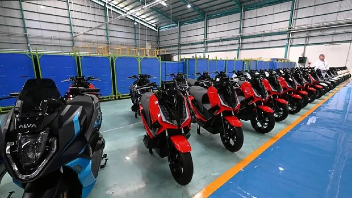 Peluncuran Molinas di Bekasi membuka peluang kerja baru. Pemkab berharap industri motor listrik mengurangi pengangguran dan menambah PAD daerah. (Foto: Sekretariat Presiden)