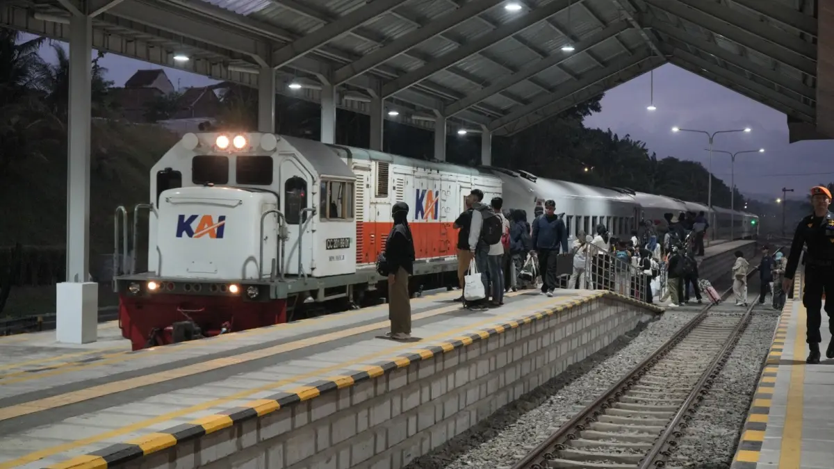 Penumpang bersiap melakukan perjalanan dari Stasiun Banyuwangi Kota. Menyambut HUT ke-81 Kemerdekaan RI, KAI Daop 9 Jember menyediakan 3.824 kursi dengan diskon 17 persen untuk keberangkatan 17 Agustus 2026. (KAI)