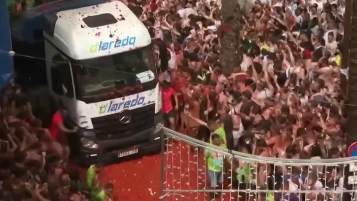 Peserta La Tomatina memenuhi jalanan Buñol, Valencia, Spanyol, dalam festival perang tomat yang setiap tahun menarik puluhan ribu pengunjung dari berbagai negara. (Tangkapan Layar YouTube/LiveNOW from FOX)