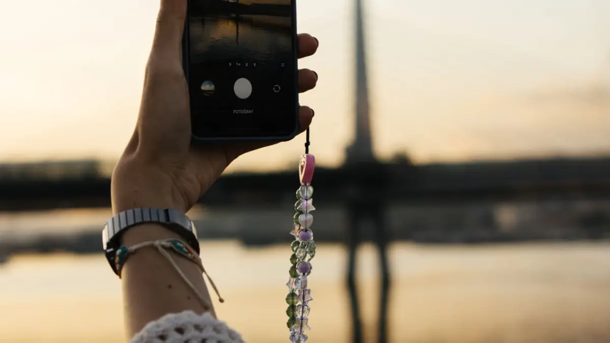 Phone charm kembali populer sebagai aksesori untuk mempercantik sekaligus mempersonalisasi tampilan ponsel dengan sentuhan gaya Y2K. (Pexels/Berna)