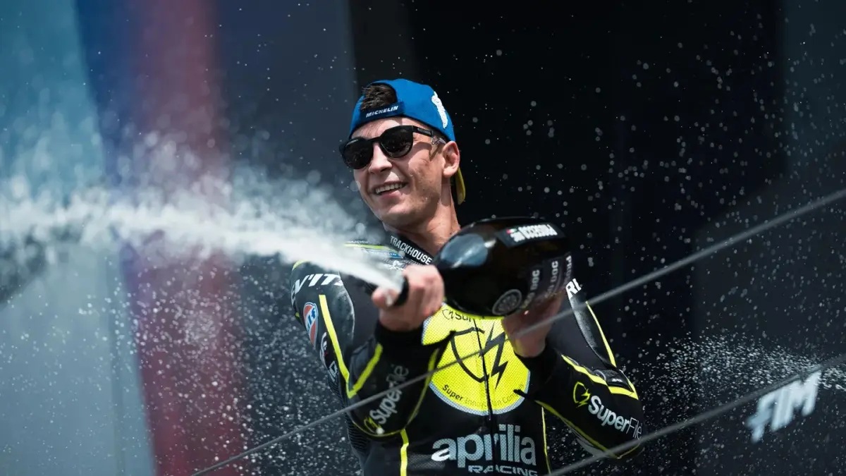 Raul Fernandez merayakan kemenangan Grand Prix Inggris 2026 di Sirkuit Silverstone. Hasil tersebut menjadikannya pemenang ke-12 yang berbeda dalam 12 balapan terakhir di lintasan legendaris Britania Raya. (MotoGP)
