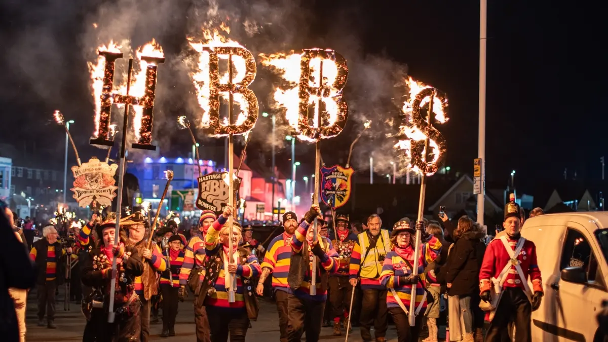 Ribuan peserta membawa obor dalam parade Up Helly Aa di Lerwick, Kepulauan Shetland. Festival ini menjadi perayaan budaya yang menghidupkan kembali warisan Viking dan semangat komunitas setempat. (Pexels/Gabriel Mihalcea)