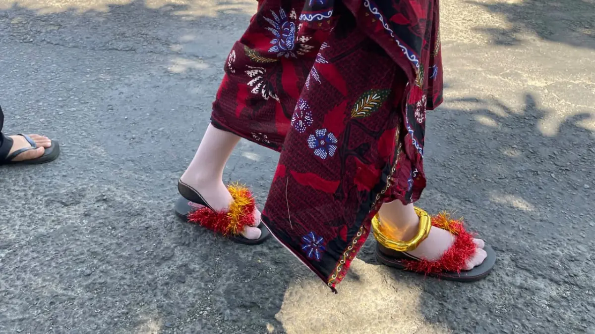 Sandal Swalow yang biasa digunakan sehari-hari dihias dengan rumbai berwarna cerah dan dipadukan dengan busana peserta untuk menambah daya tarik saat tampil dalam karnaval. (Balquisse untuk Radar Banyuwangi)
