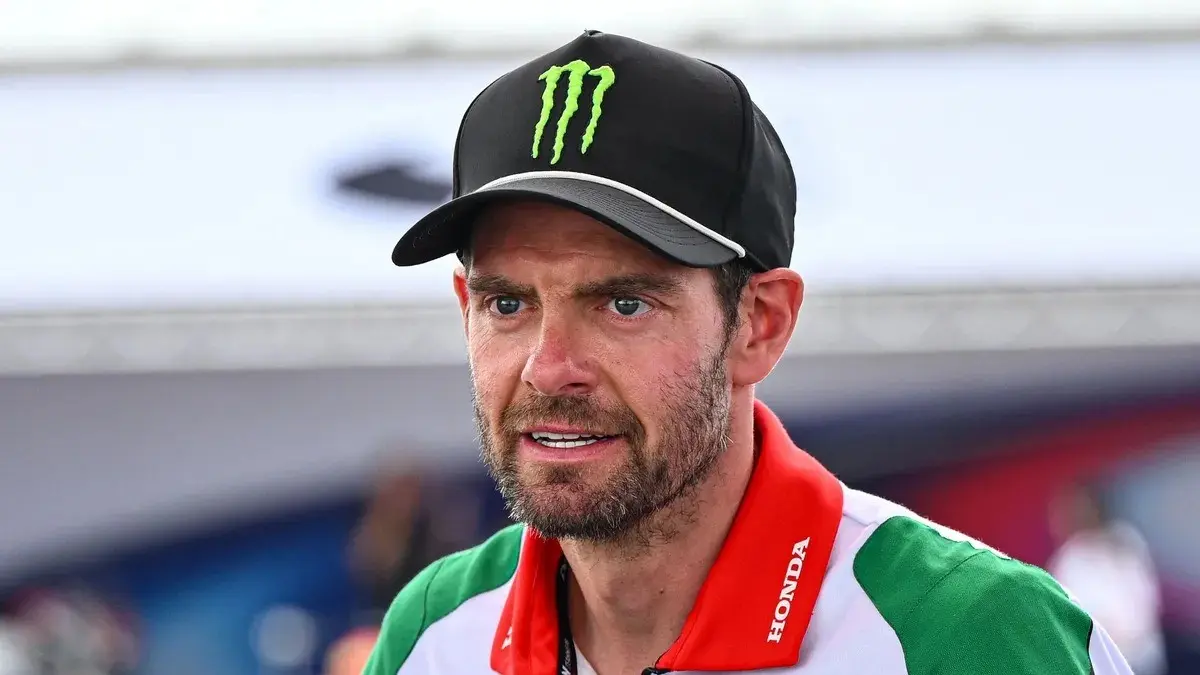 Sebelum menekuni balap motor, Cal Crutchlow mengaku sempat mendapat peluang untuk mengejar karier sepak bola di level Premier League. (MotoGP)