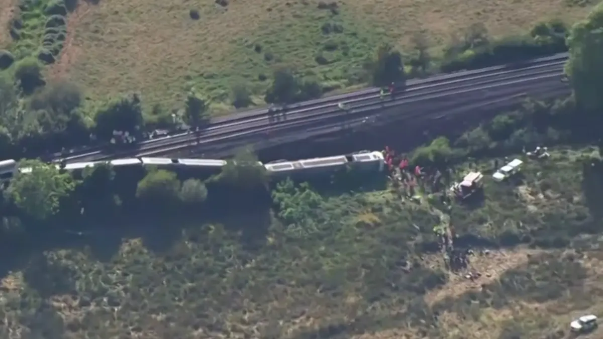 Sejumlah gerbong kereta penumpang tergelincir dan keluar dari rel di dekat Stasiun Lewes, East Sussex, Inggris. Sedikitnya 11 orang terluka dalam insiden tersebut. (Tangkapan Layar YouTube AP)