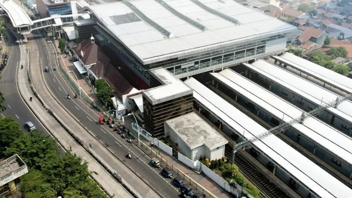 Sejumlah perjalanan kereta dari Stasiun Gambir dijadwalkan mendapat pemberhentian luar biasa (BLB) di Stasiun Jatinegara pada 14-15 Agustus 2026. (KAI)