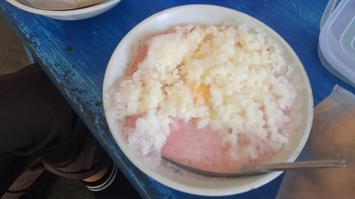 Semangkuk es campur kaki lima dengan isian mutiara, cincau, dan roti tawar menjadi pilihan penyegar saat cuaca terik. (Mayang untuk Radar Banyuwangi)