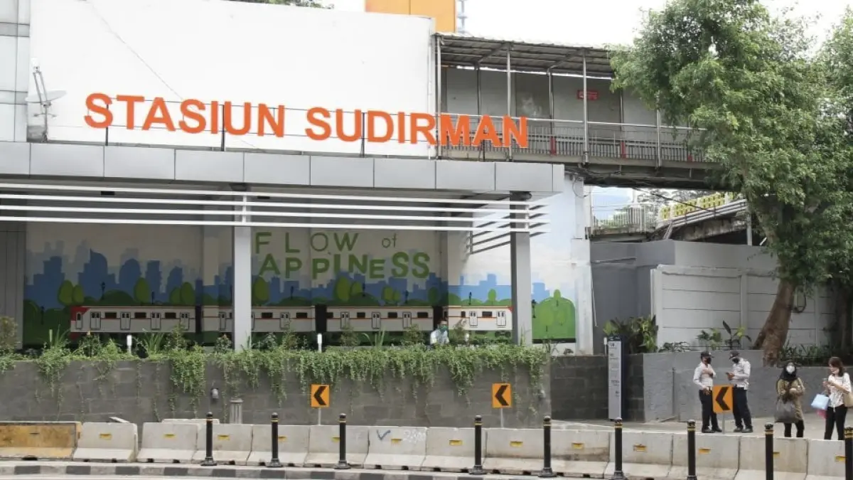 Suasana penumpang di Stasiun Sudirman, Jakarta Pusat. KAI Commuter bergerak cepat menindaklanjuti laporan perekaman penumpang tanpa izin dan mengawal penghapusan rekaman dari telepon seluler terduga pelaku. (KAI Commuter)