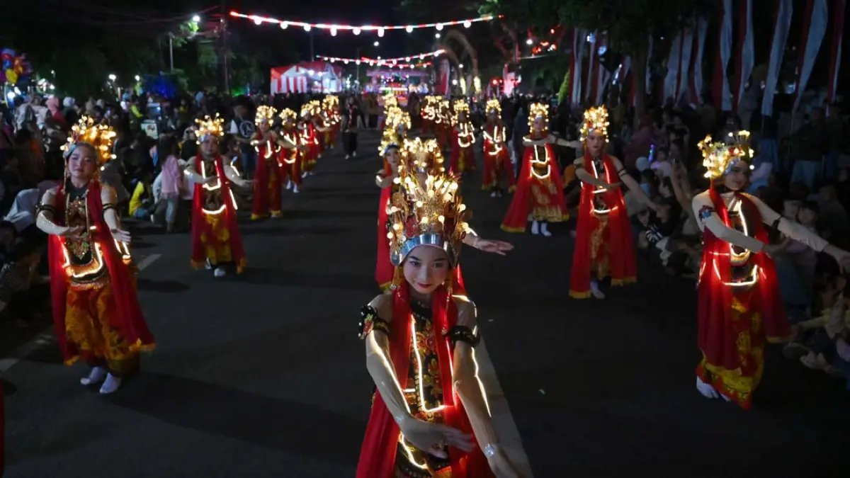 Tarian gandrung turut memeriahkan Festival Lampion, Kamis malam (14/8). Pakaian yang dikenakan para penari memedarkan cahaya karena ditambah asesoris khusus. (Ramada Kusuma/Radar Banyuwangi)