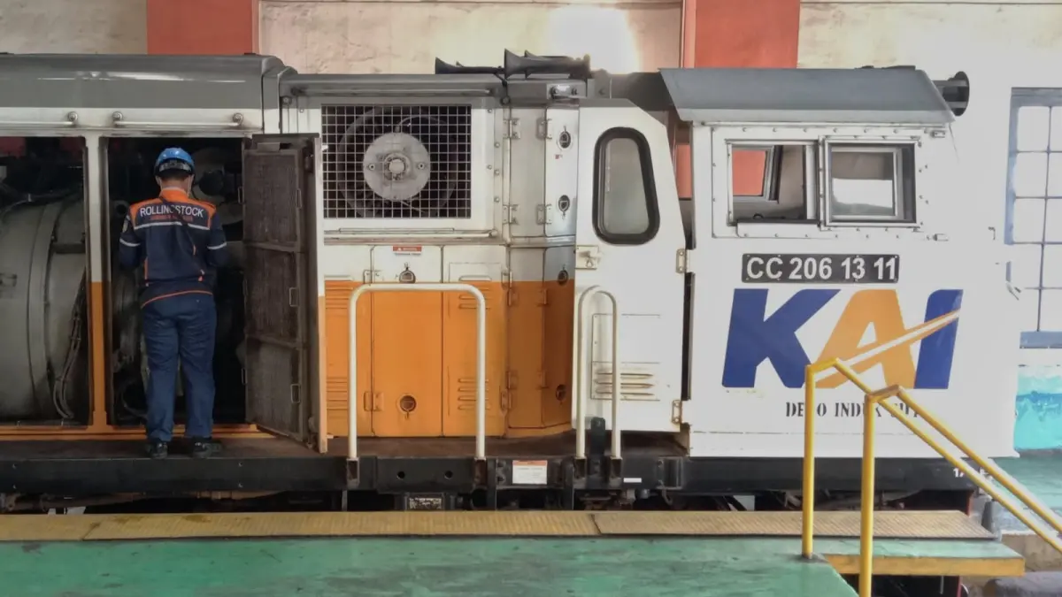 Petugas melakukan pemeriksaan sarana perkeretaapian di Depo Sidotopo, Surabaya, Jawa Timur. Aktivitas Balai Teknik Perkeretaapian Kelas I Surabaya menjadi salah satu konteks wilayah kerja yang berkaitan dengan pengusutan perkara DJKA. (Radar Surabaya Bisnis)