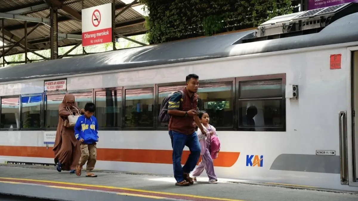 Aktivitas penumpang di peron stasiun saat menaiki kereta api. Pertumbuhan pelanggan sepanjang Januari-Juli 2026 mendorong KAI memperkuat kapasitas dan kualitas layanan di sejumlah wilayah Sumatra. (KAI)