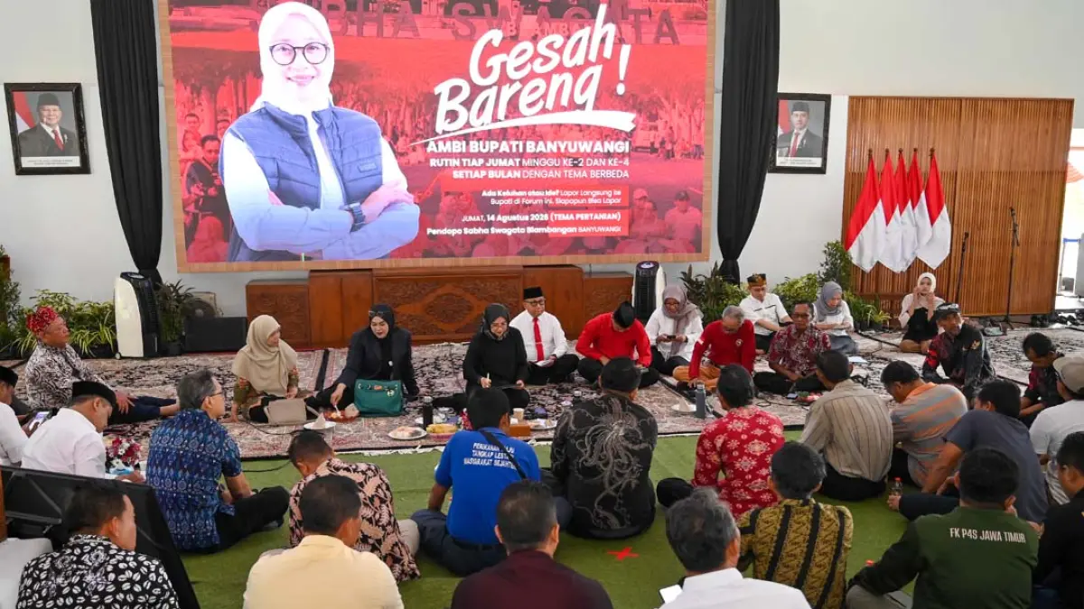 Bupati Ipuk Fiestiandani didampingi Wabup Mujiono berdialog dengan warga yang membahas topik pertanian di Pendaa Sabha Swagata Blambangan, Jumat (14/8). (Ramada Kusuma/Radar Banyuwangi)