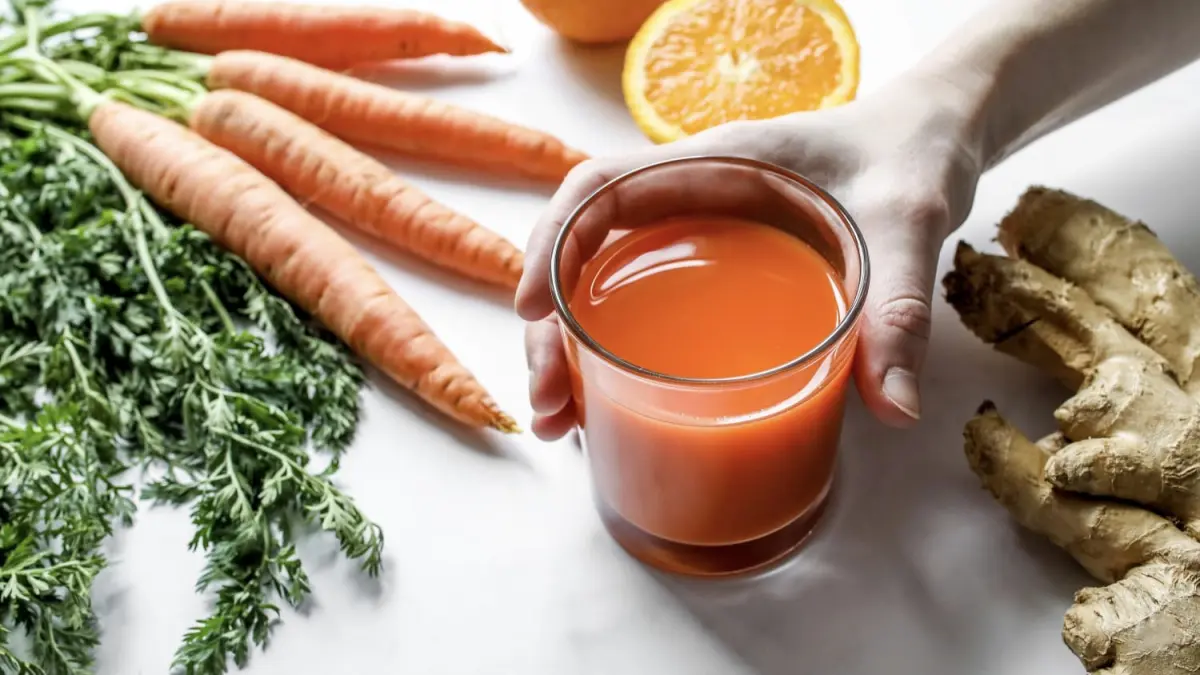 Jus wortel mengandung vitamin A dan beta karoten yang bermanfaat bagi kesehatan mata, tetapi tidak dapat menyembuhkan mata minus. (Pexels/Polina Tankilevitch)