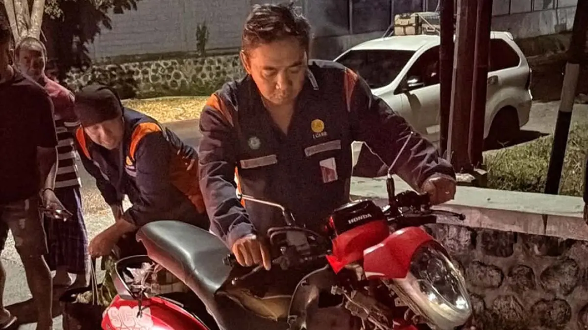 Kondisi Honda Scoopy bernomor polisi P 3723 UF yang dikendarai Rudi, 29, rusak parah setelah menabrak truk tangki di sebelah timur SPBU Setail, Kecamatan Genteng, Jumat (14/8) dini hari. (Unit Gakkum Polresta Banyuwangi)