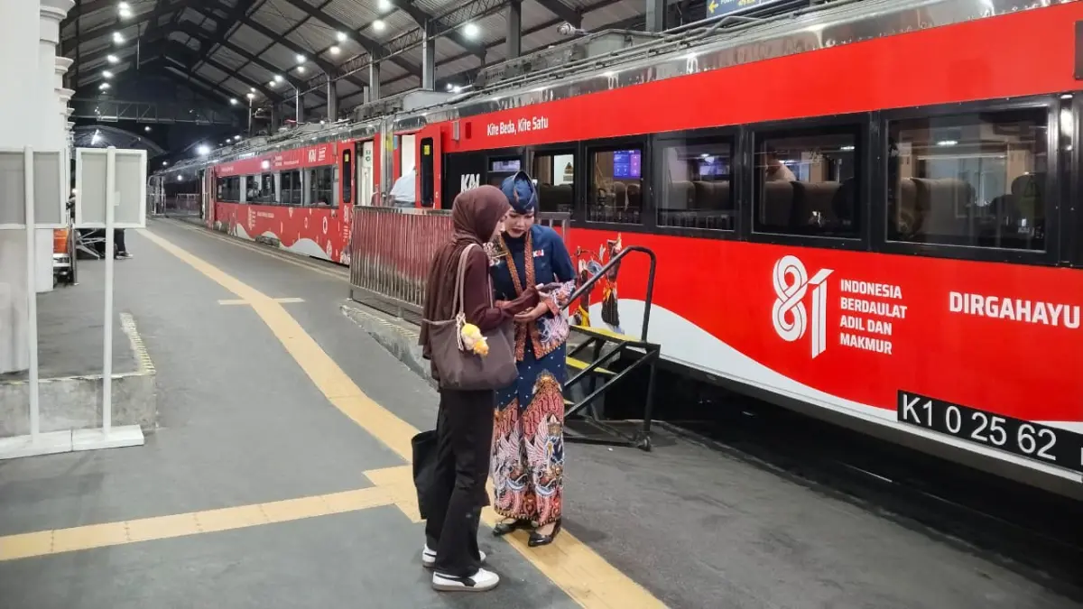 Livery bernuansa Merah Putih menghiasi rangkaian KA yang melayani perjalanan di wilayah KAI Daop 8 Surabaya dalam rangka semarak HUT ke-81 Kemerdekaan RI 2026. (KAI)