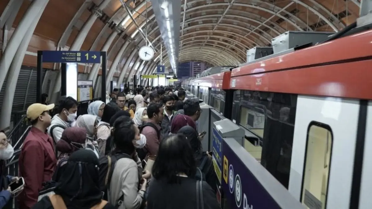 LRT Jabodebek memperpanjang layanan hingga lewat tengah malam pada perayaan HUT ke-81 Kemerdekaan RI, 17 Agustus 2026, untuk mengakomodasi mobilitas masyarakat. (Antara)