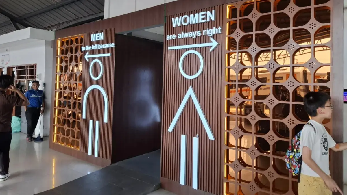 Papan petunjuk arah toilet di Stasiun Semarang Tawang menggunakan permainan kata “MEN to the left because WOMEN are always right”. Desain kreatif KAI Daop 4 Semarang ini menjadi perhatian pengguna dan ramai dibicarakan di media sosial. (KAI)