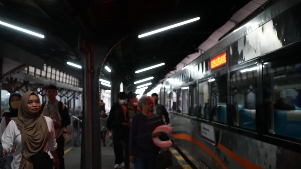 Penumpang bersiap melakukan perjalanan dengan kereta api. KAI membuka 67.120 tiket KA jarak jauh kelas ekonomi komersial dengan diskon 17 persen untuk keberangkatan 17 Agustus 2026. (KAI)