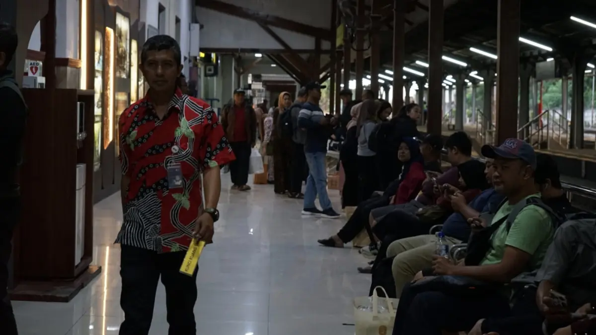Penumpang menunggu kereta api di Stasiun Jember, Jawa Timur. KAI menambah kapasitas perjalanan untuk mengantisipasi lonjakan mobilitas masyarakat selama libur HUT ke-81 Kemerdekaan RI, 17 Agustus 2026. (KAI)