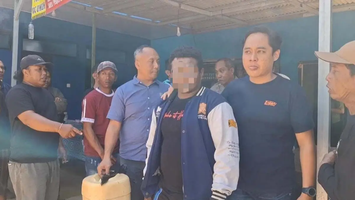 SEPAKAT DAMAI: Dua pemuda asal Situbondo diamankan polisi usai ketahuan mencuri solar di Pelabuhan Muncar pada Kamis (13/8). (Istimewa)