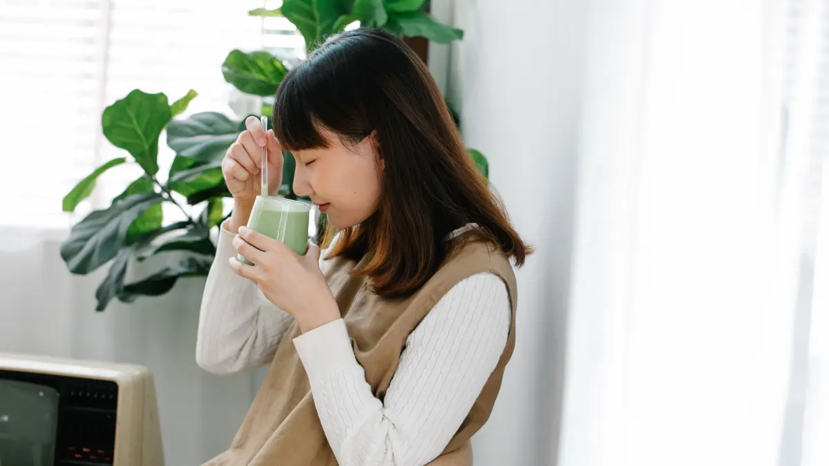 Tak harus selalu kopi. Sejumlah minuman alami seperti matcha, susu kunyit, air lemon hangat, hingga air kelapa dapat menjadi pilihan untuk menemani rutinitas pagi. (Pexels/Anna Pou)