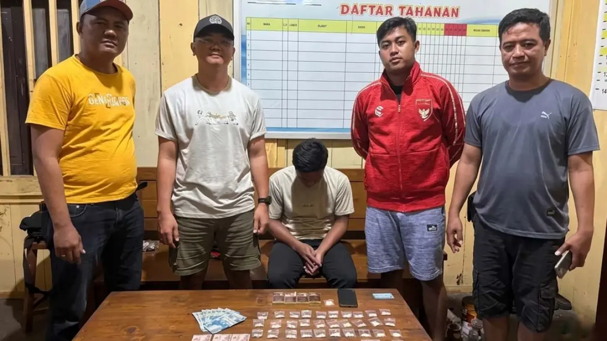 Unit Reskrim Polsek Siliragung mengamankan pelaku peredaran pil trek, Kamis (13/8). (Polsek Siliragung for Radar Banyuwangi)
