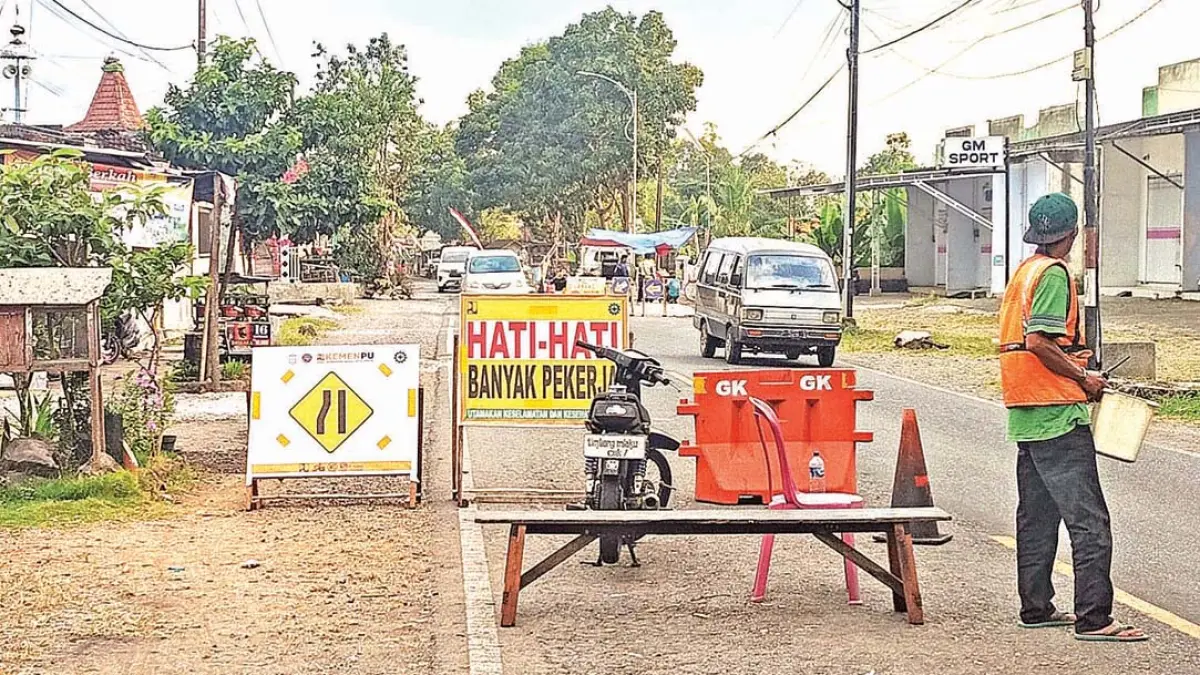 ADA PERBAIKAN: Ruas jalan nasional di Desa/Kecamatan Gambiran buka masih buka-tutup, Minggu (16/8). (Zamrozi Wahyu/Radar Banyuwangi)