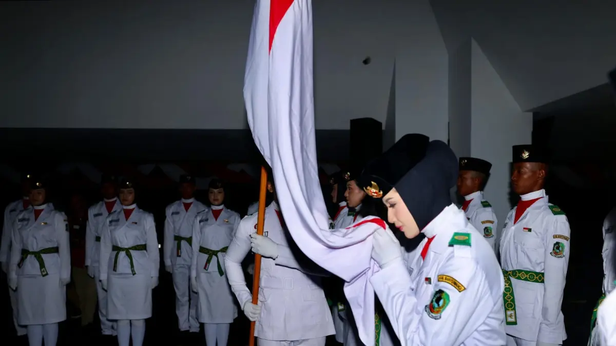 Bupati Banyuwangi Ipuk Fiestiandani mengukuhkan 75 anggota Paskibraka Kabupaten Banyuwangi di Pendopo Sabha Swagatha Blambangan, Sabtu malam (15/8). Mereka akan bertugas pada upacara HUT ke-81 RI di Lapangan Taman Blambangan. (Portal Banyuwangi)