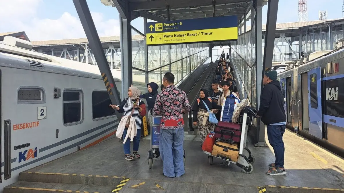 Calon penumpang beraktivitas di Stasiun Malang. KAI mengimbau pelanggan yang akan bepergian pada Senin (17/8) datang lebih awal untuk mengantisipasi kepadatan dan pengalihan arus lalu lintas akibat rangkaian kegiatan HUT ke-81 RI. (Antara)