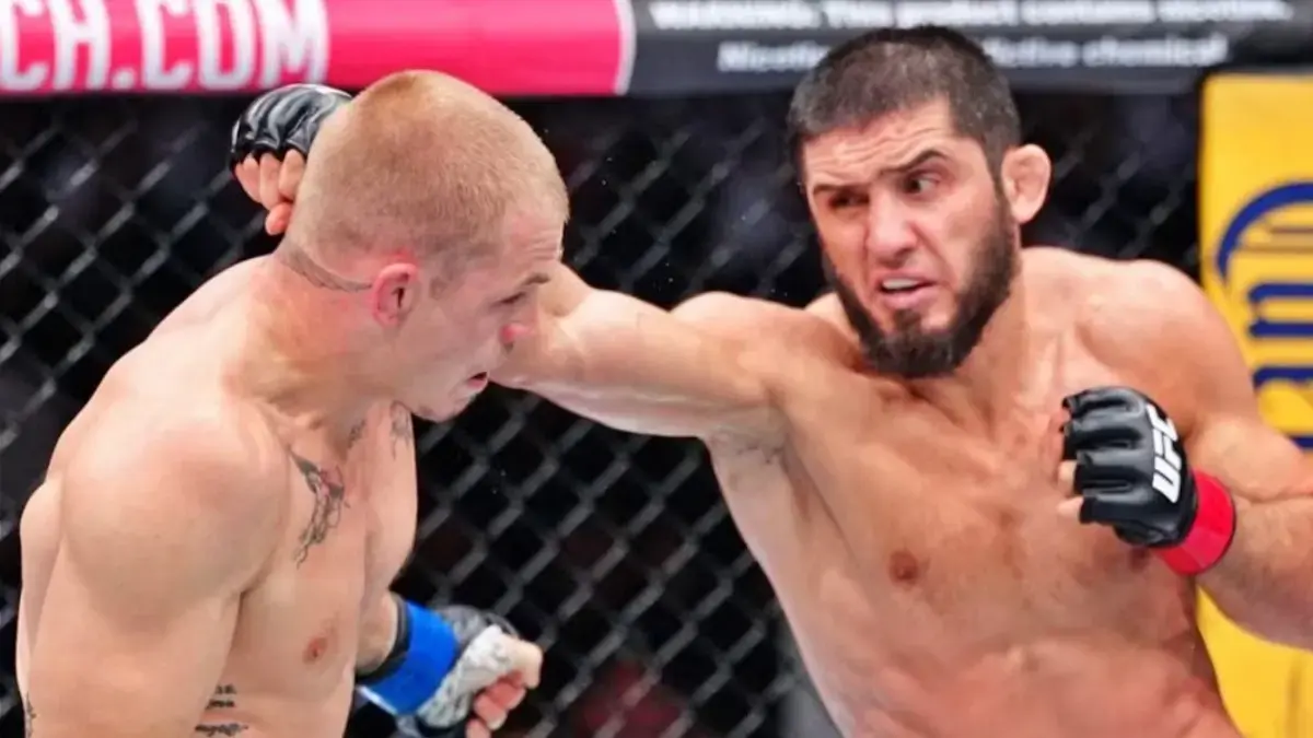 Islam Makhachev (kanan) saat bertarung dengan Ian Machado Garry di UFC 330. (istimewa via JawaPos.com)