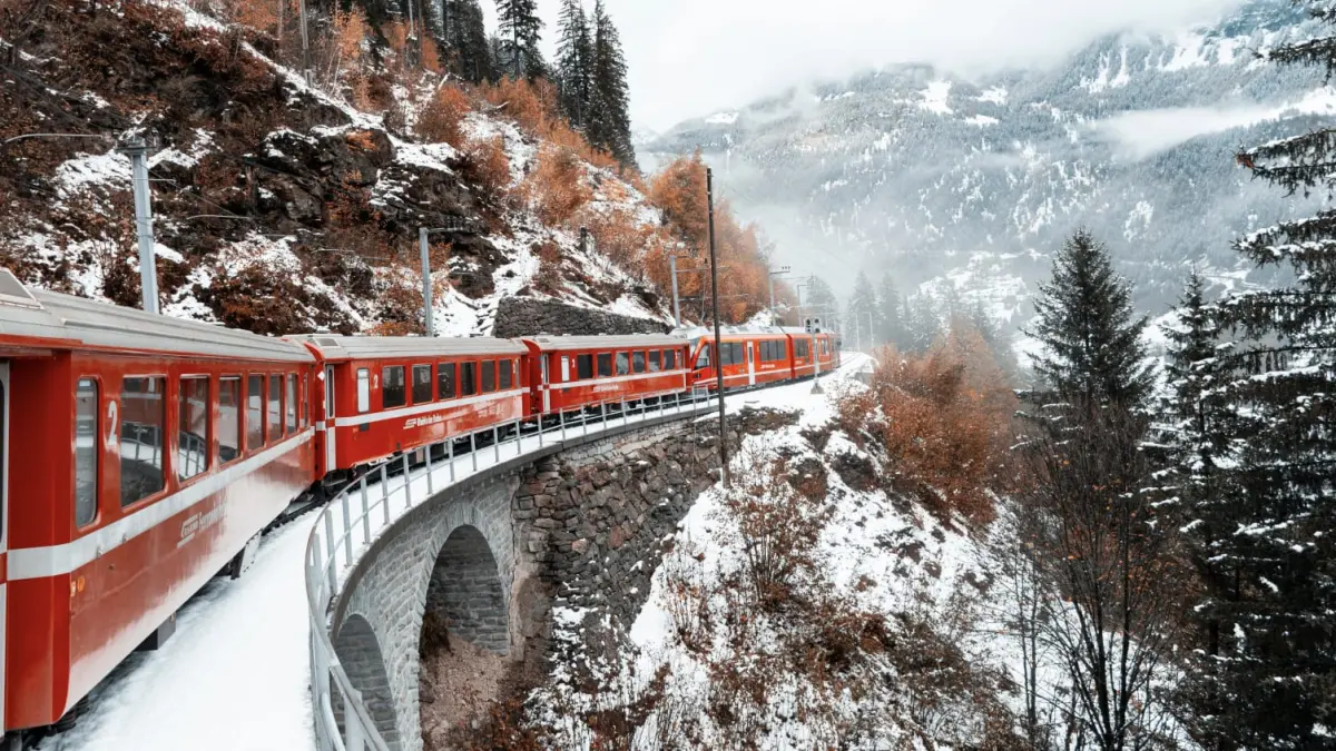 Jalur kereta di kawasan pegunungan membutuhkan perencanaan khusus agar gradien, stabilitas lereng, dan keselamatan tetap terjaga. (Pexels/Oleksandr Lutsenko)