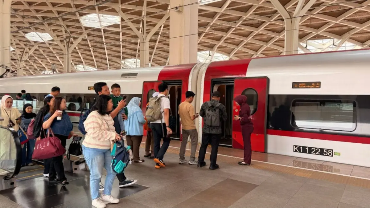 Kereta cepat Whoosh saat melayani perjalanan penumpang. KCIC menghadirkan sejumlah promo tiket dalam rangka HUT ke-81 Republik Indonesia. (KCIC)
