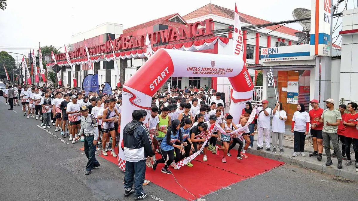Ketua Perpenas Banyuwangi Yunita Iliana dan Direktur BPH Perpenas Fariz Hilman Perdana mendampingi Rektor Untag Banyuwangi Yovita Vivianti mengibarkan bendera strat Untag Merdeka Run 5 K, Minggu (16/8). (Ramada Kusuma/Radar Banyuwangi)