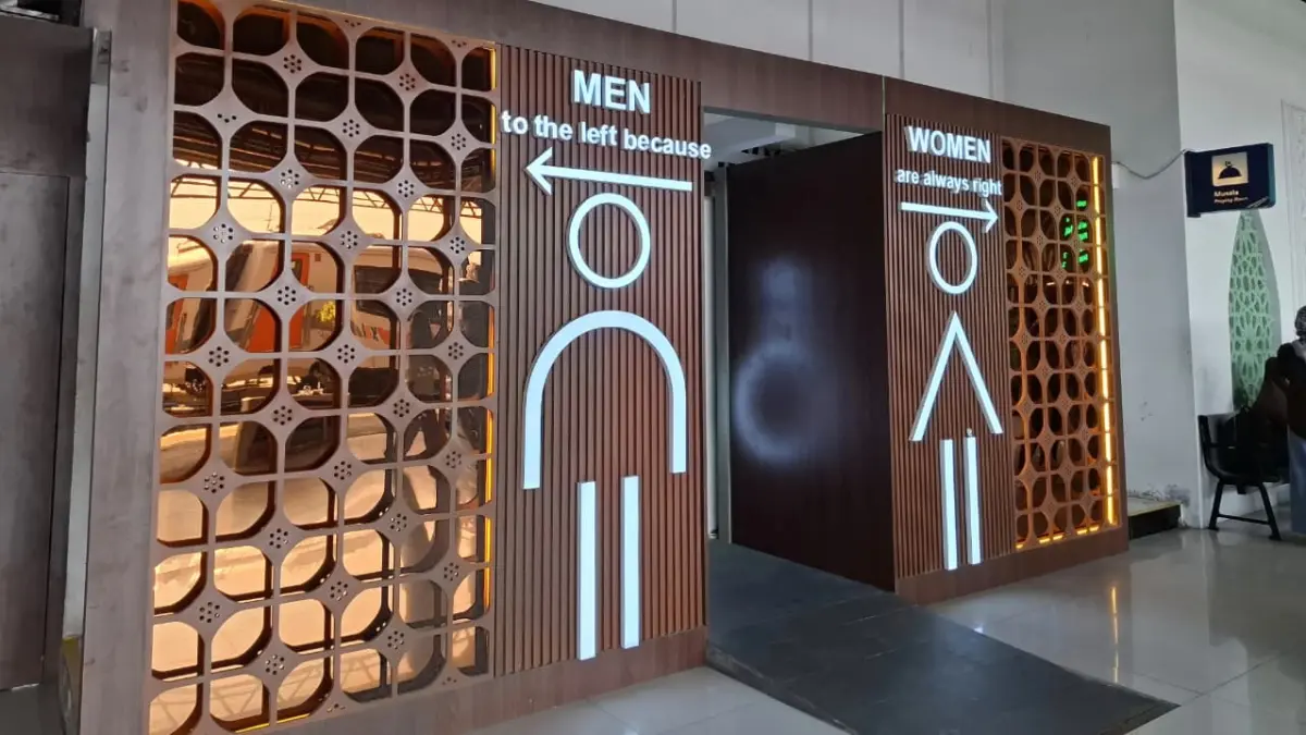 Papan petunjuk menuju Toilet Timur di Stasiun Semarang Tawang memadukan informasi arah dengan permainan kata “WOMEN are always right”, membuat detail sederhana di stasiun menjadi perhatian penumpang. (KAI)