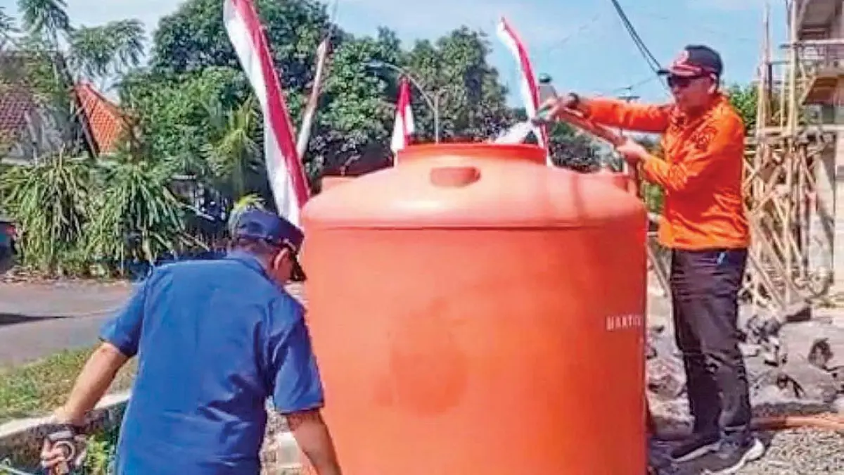Petugas BPBD Banyuwangi menyuplai air bersih ke sejumlah kecamatan di Banyuwangi. Salah satunya di Kecamatan Bangorejo, Minggu (16/8). (BPBD for Radar Banyuwangi)