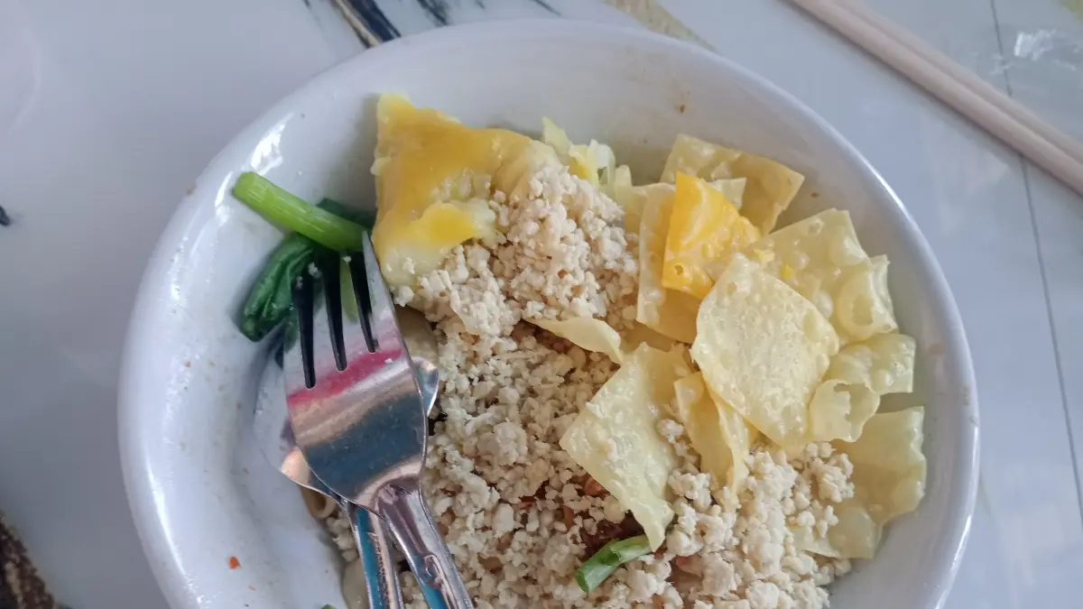 Semangkuk mie ayam Jakarta dengan topping ayam cincang, sawi, dan pangsit yang melimpah, cocok disantap saat lapar pada pagi maupun siang hari. (Balquisse untuk Radar Banyuwangi)