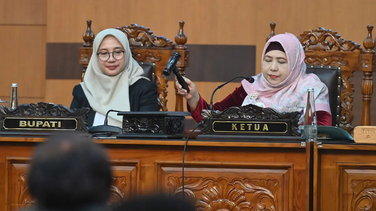 Wakil Ketua DPRD Banyuwangi Siti Mafrochatin Ni’mah didampingi Bupati Ipuk Fiestiandani saat memimpin rapat paripurna kesepakatan bersama atas KUA-PPAS 2027 dan Perubahan Propemperda 2026 di kantor dewan pada Kamis (13/8) lalu. (Ramada Kusuma/Radar Banyuwangi)