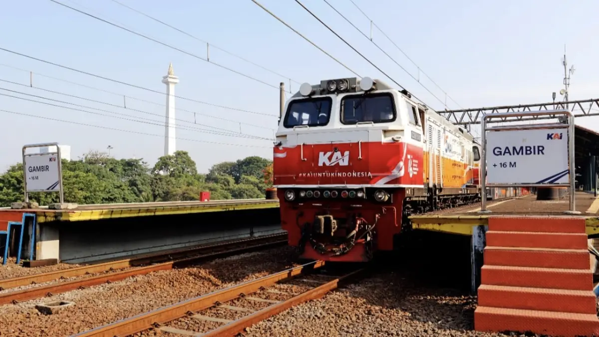 Penumpang bersiap melakukan perjalanan dari Stasiun Gambir. KAI mengimbau pelanggan datang lebih awal pada Senin, 17 Agustus 2026, untuk mengantisipasi kepadatan lalu lintas dan pengalihan arus terkait upacara HUT ke-81 RI di kawasan Monas. (InfoPublik.id)