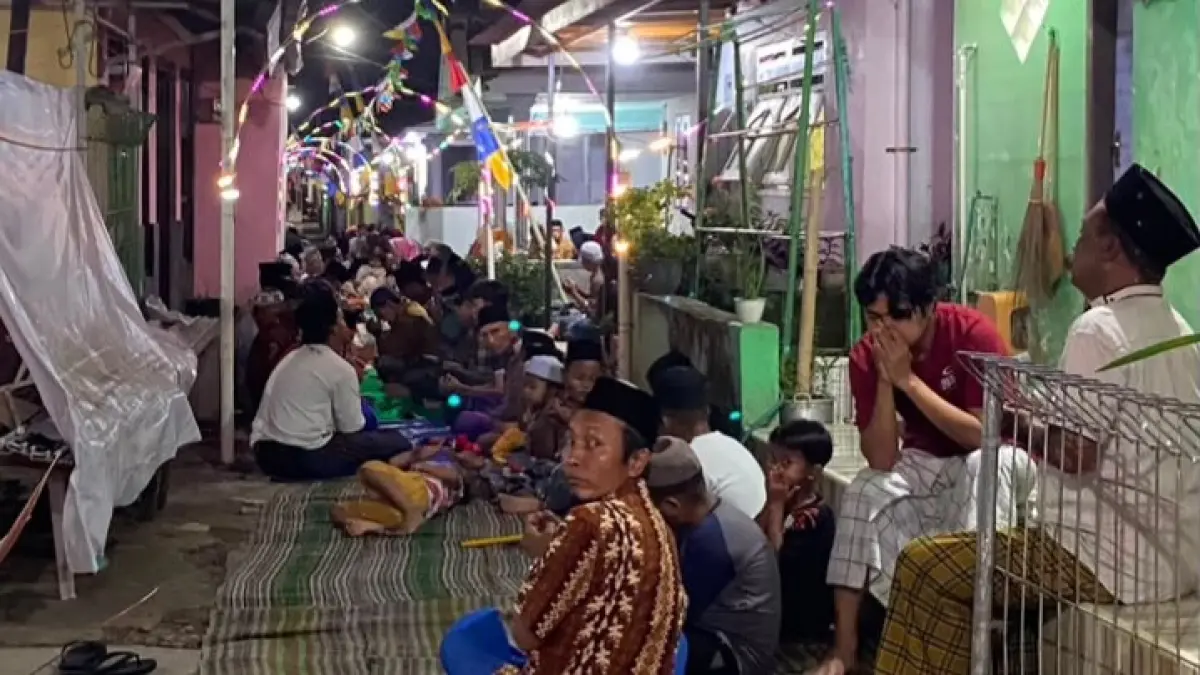 Warga Kecamatan Tanggul, Kabupaten Jember, Jawa Timur mengikuti selamatan kampung menjelang peringatan 17 Agustus. Kegiatan sederhana tersebut menjadi ajang doa bersama, makan bersama, gotong royong, dan mempererat silaturahmi antarwarga. (Desi untuk Radar Banyuwangi)